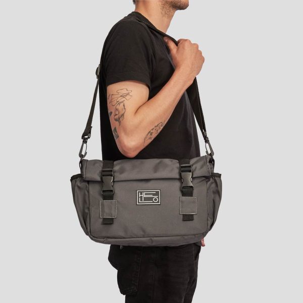 Elka-gris-fondo-gris-005